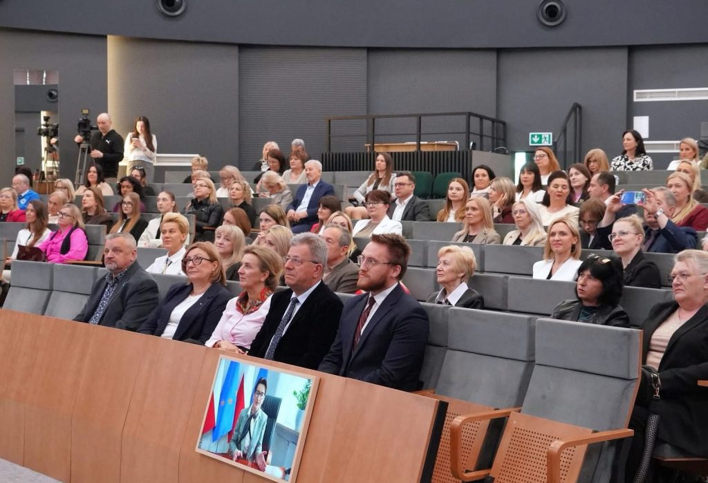Zdjęcie grupowe Świętokrzyski Most Pokoleniowy - sala