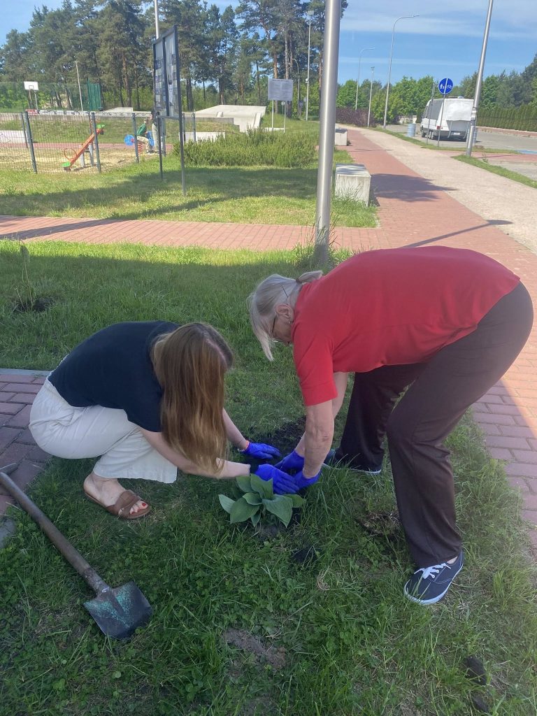 Akcja sadzenia roślin z udziałem pracowników i społeczności lokalnej