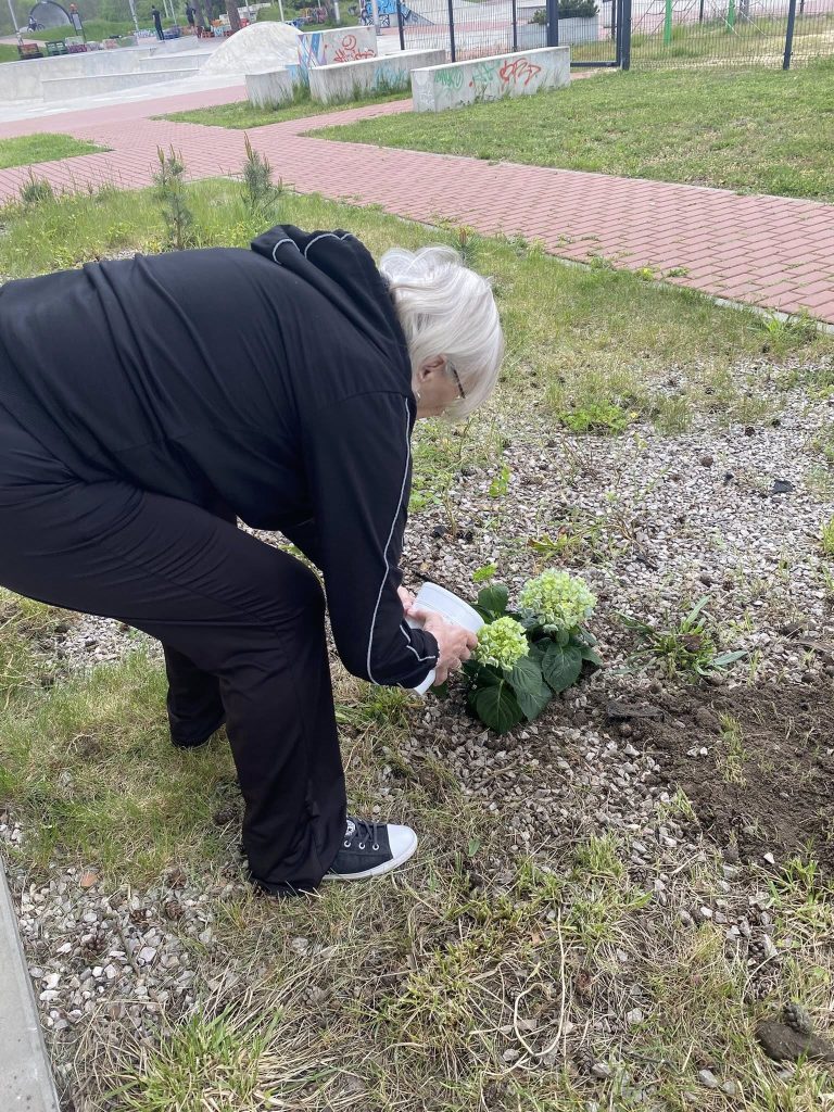 Akcja sadzenia roślin z udziałem pracowników i społeczności lokalnej