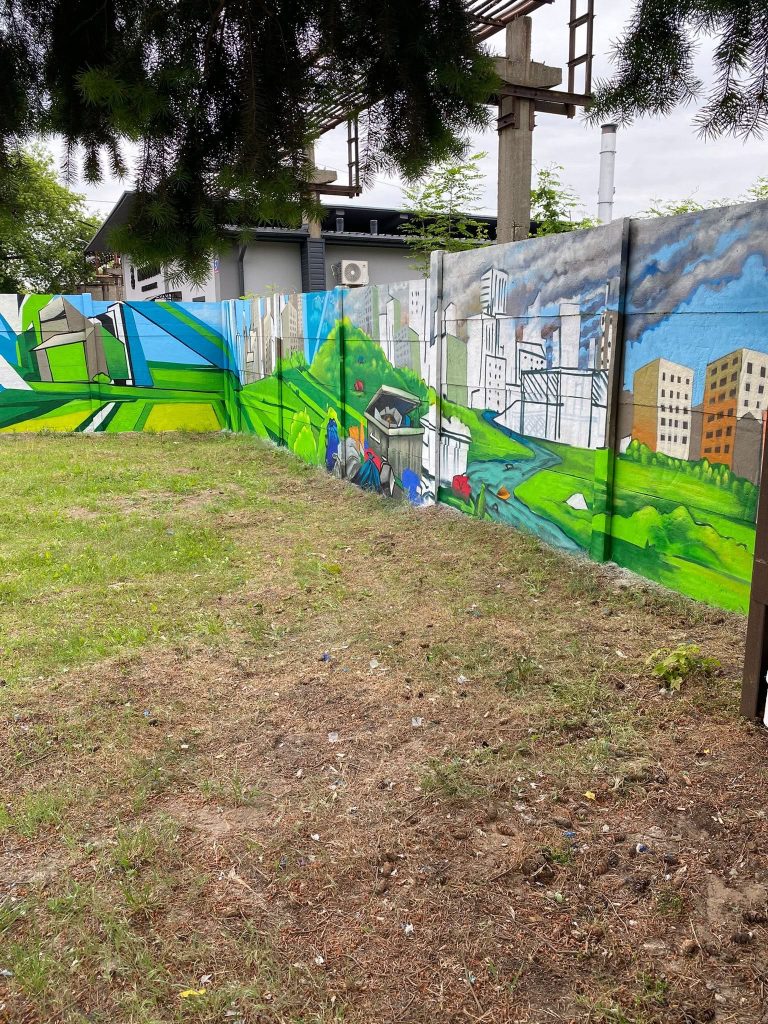 Zdjęcie osób, które wykonują graffiti na muralu