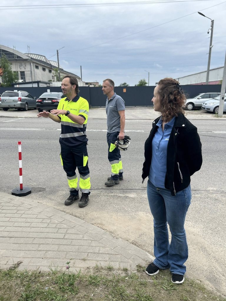 Zdjęcie osób, które wykonują graffiti na muralu