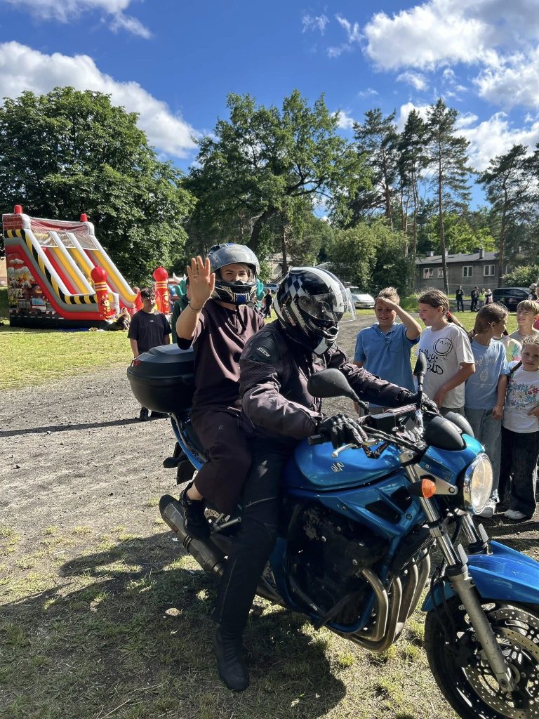 Uczestnicy Pikniku Wielopokoleniowego ,,Nowa Energia Osiedla Skałka"
