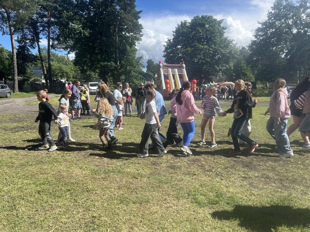 Uczestnicy Pikniku Wielopokoleniowego ,,Nowa Energia Osiedla Skałka"