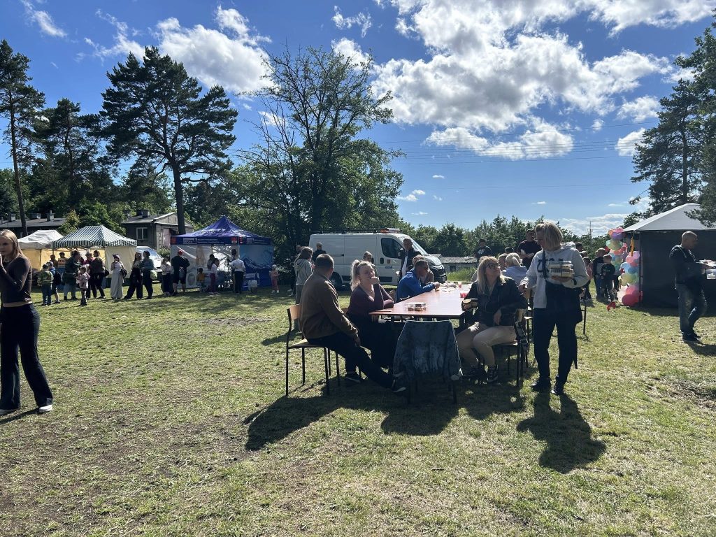 Uczestnicy Pikniku Wielopokoleniowego ,,Nowa Energia Osiedla Skałka"