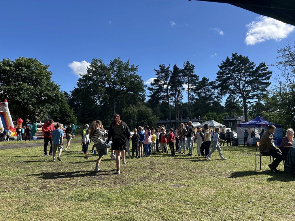 Uczestnicy Pikniku Wielopokoleniowego ,,Nowa Energia Osiedla Skałka"