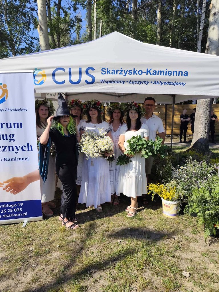 Uczestnicy Nocy Kupały nad Zalewem Bernatka