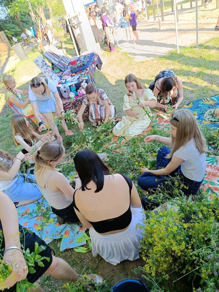 Uczestnicy Nocy Kupały nad Zalewem Bernatka