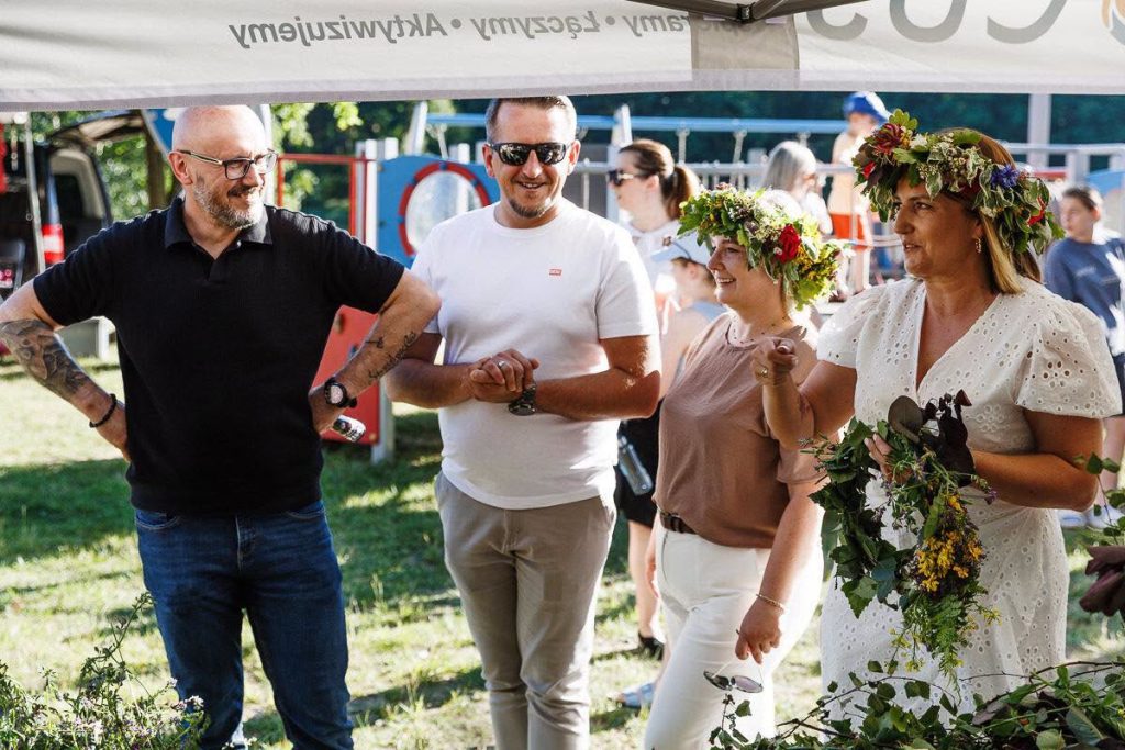 Uczestnicy Nocy Kupały nad Zalewem Bernatka