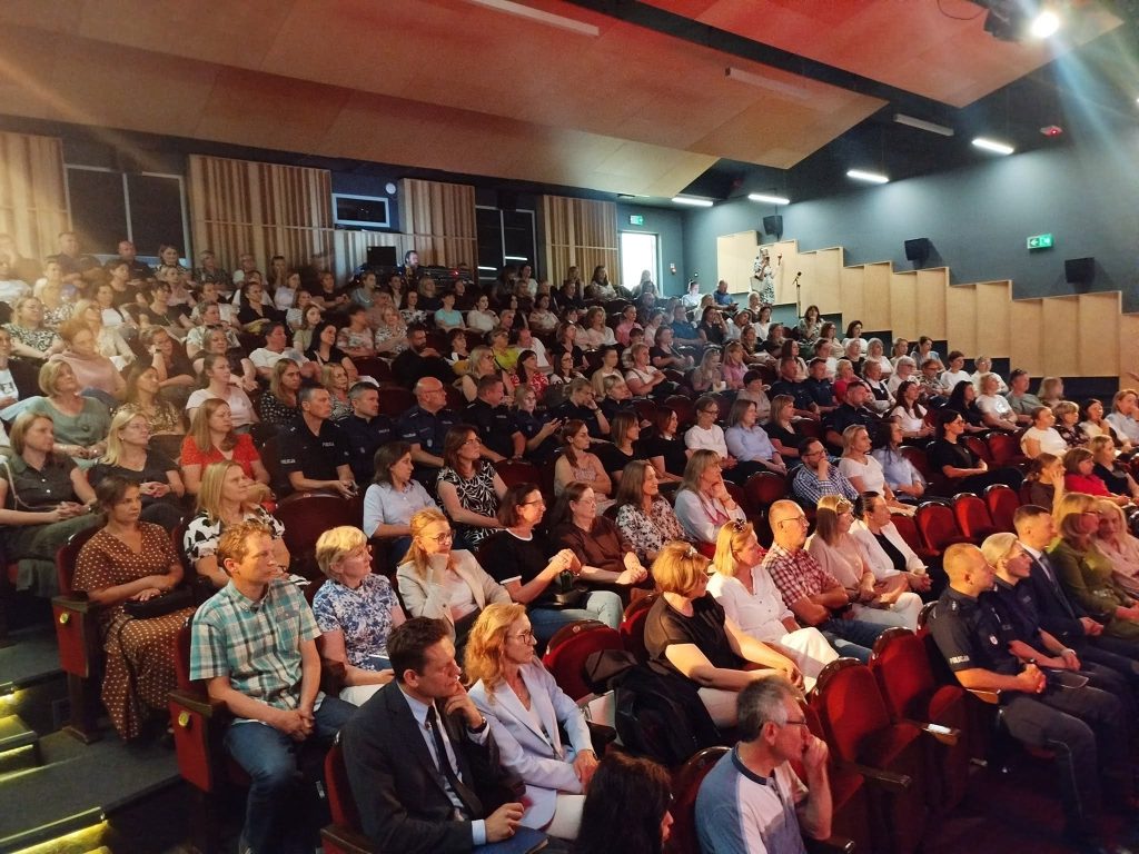 Uczestnicy konferencji ,,Głos dziecka- wspólna odpowiedzialność"