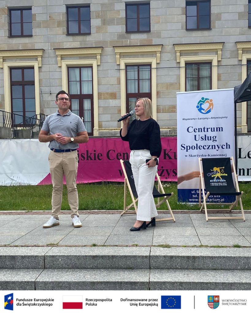 Na zdjęciu uczestnicy ,,Potańcówki pod gołym niebem"