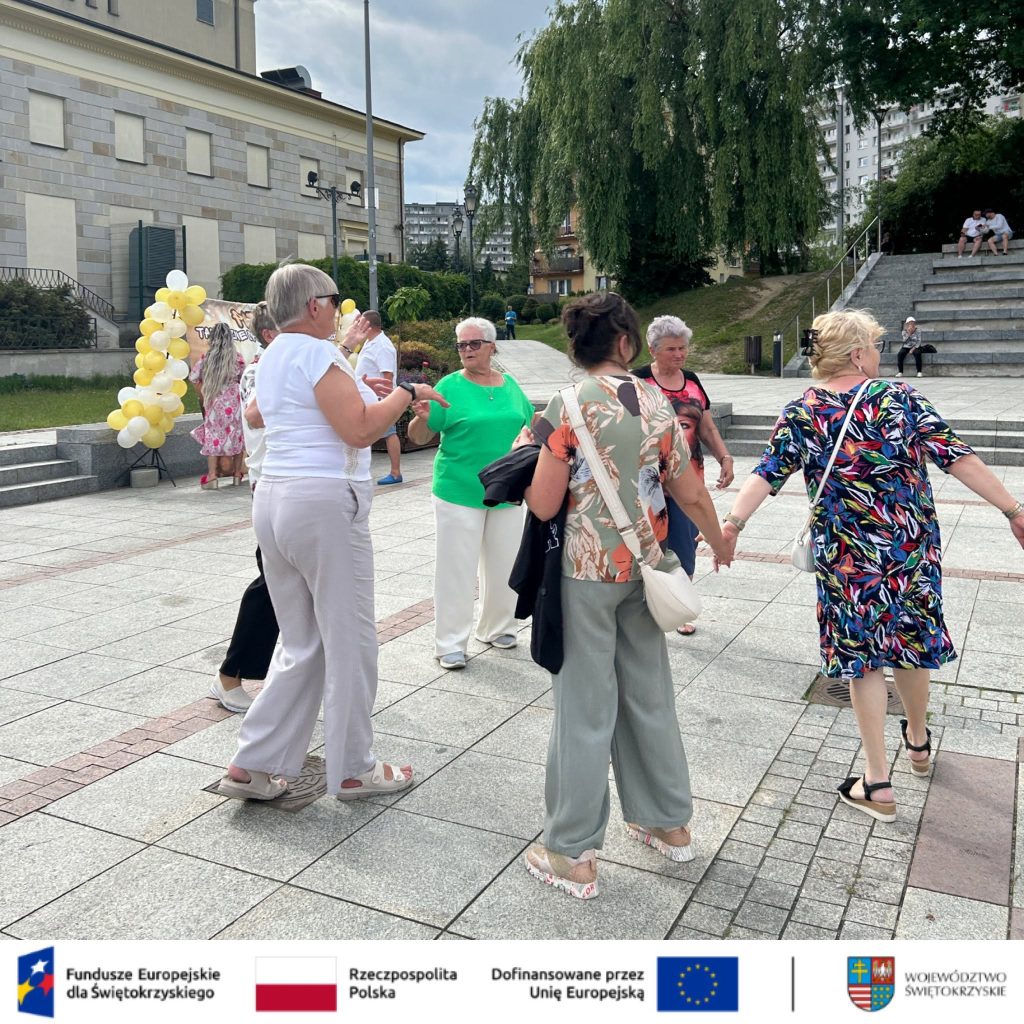 Na zdjęciu uczestnicy ,,Potańcówki pod gołym niebem"