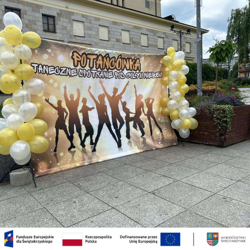 Na zdjęciu uczestnicy ,,Potańcówki pod gołym niebem"