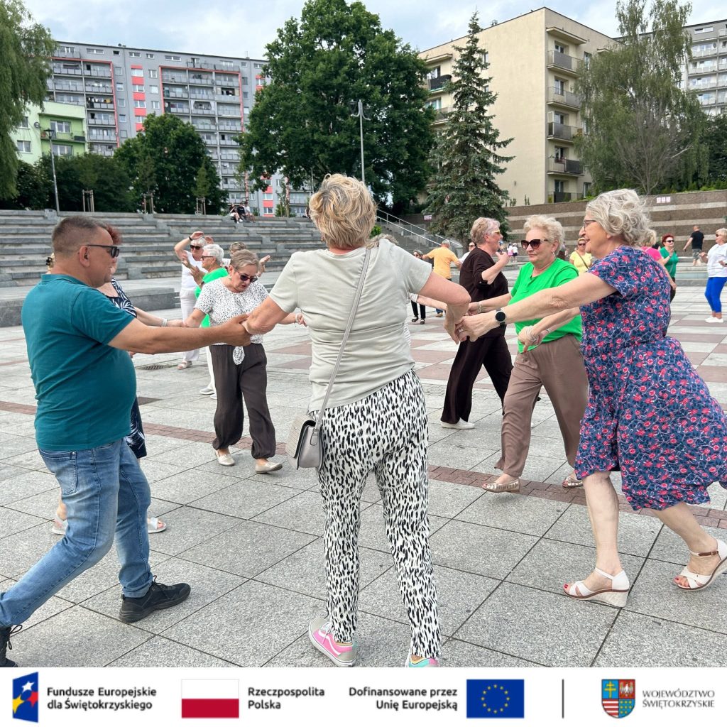 Na zdjęciu uczestnicy ,,Potańcówki pod gołym niebem"