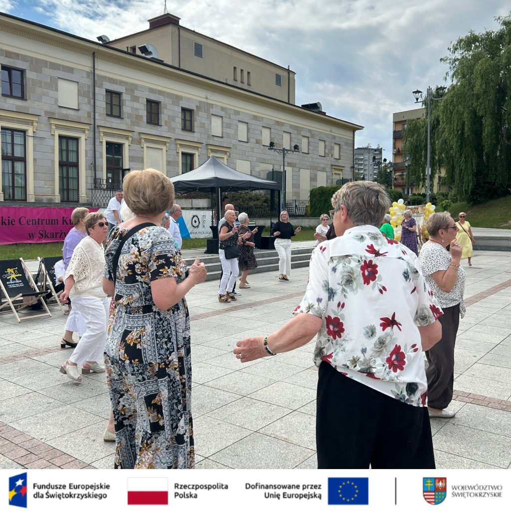 Na zdjęciu uczestnicy ,,Potańcówki pod gołym niebem"