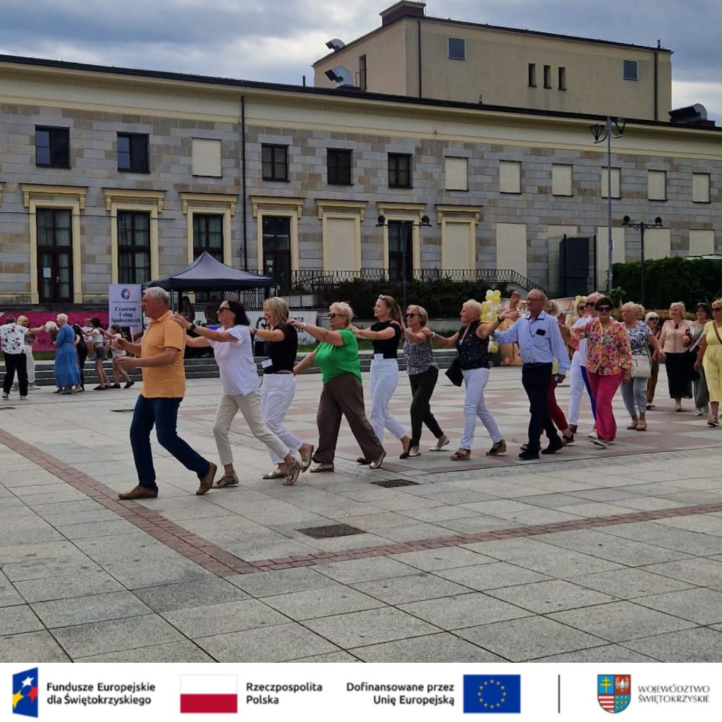 Na zdjęciu uczestnicy ,,Potańcówki pod gołym niebem"