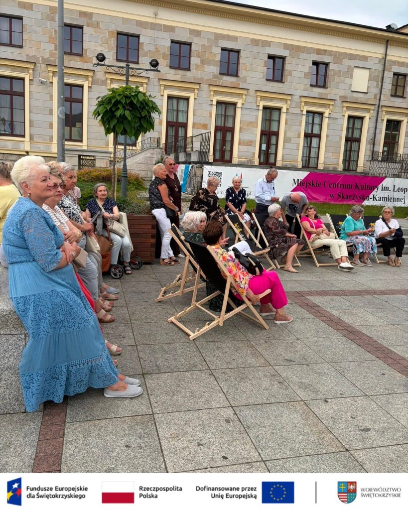 Na zdjęciu uczestnicy ,,Potańcówki pod gołym niebem"