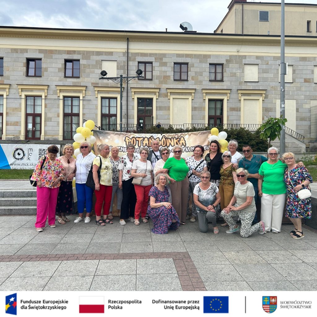 Na zdjęciu uczestnicy ,,Potańcówki pod gołym niebem"