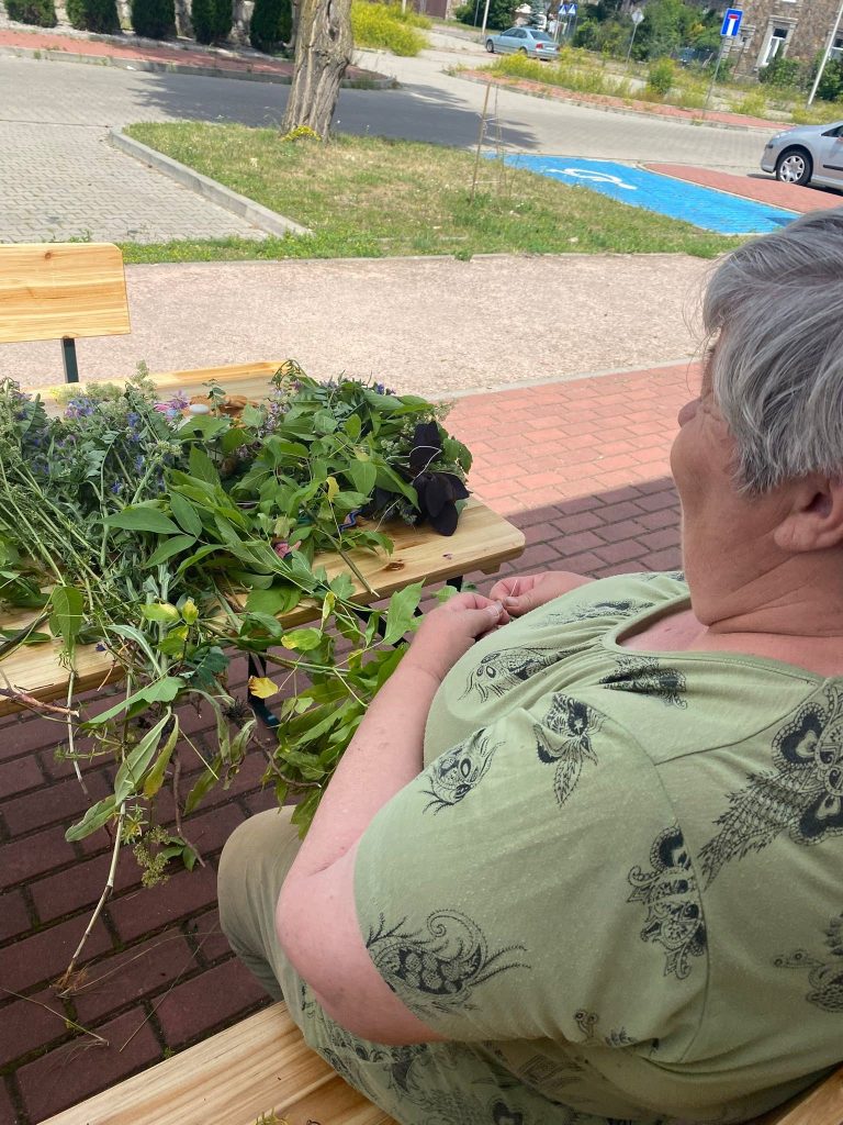 Wspólne plecenie wianków na Noc Kupały