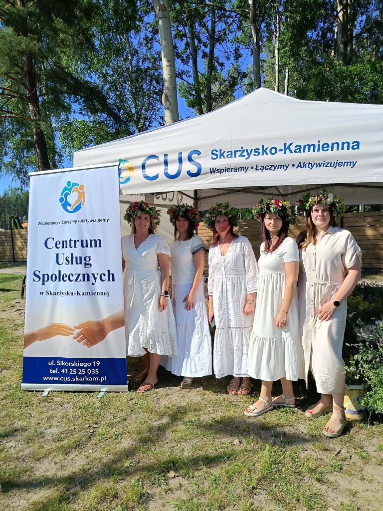 Uczestnicy Nocy Kupały nad Zalewem Bernatka