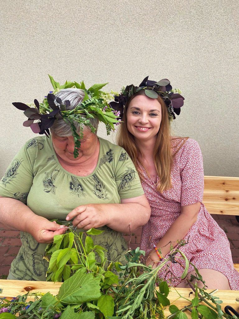 Wspólne plecenie wianków na Noc Kupały