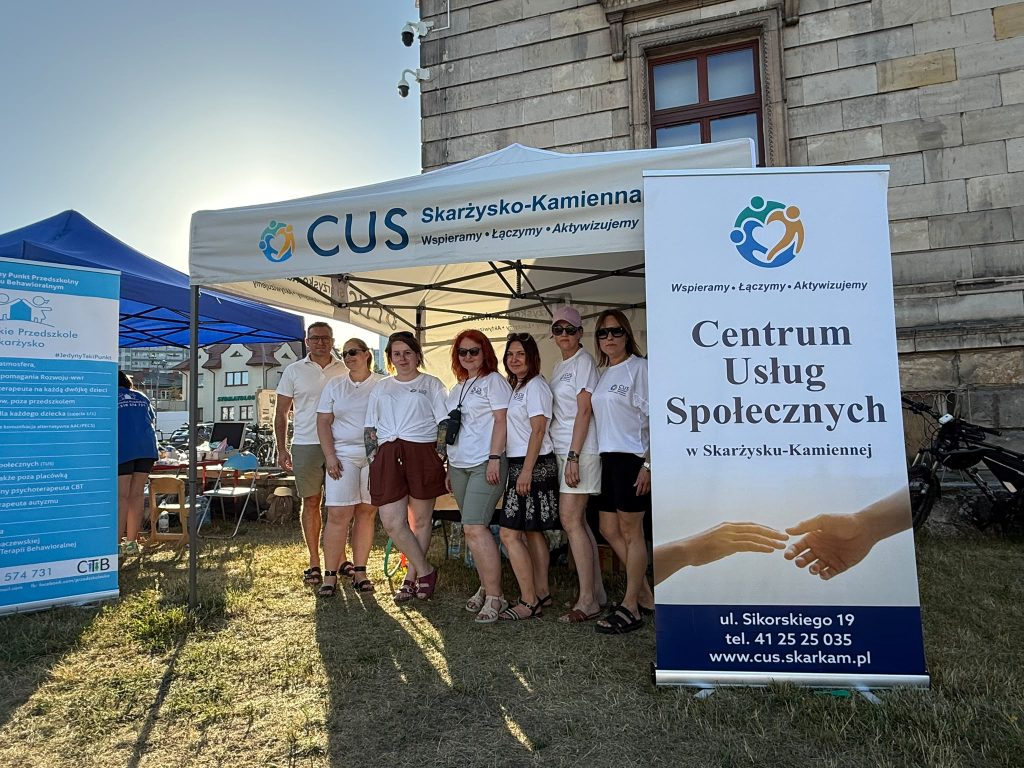 Na zdjęciu znajdują się osoby uczestniczące w Dniach Skarżyska-Kamiennej
