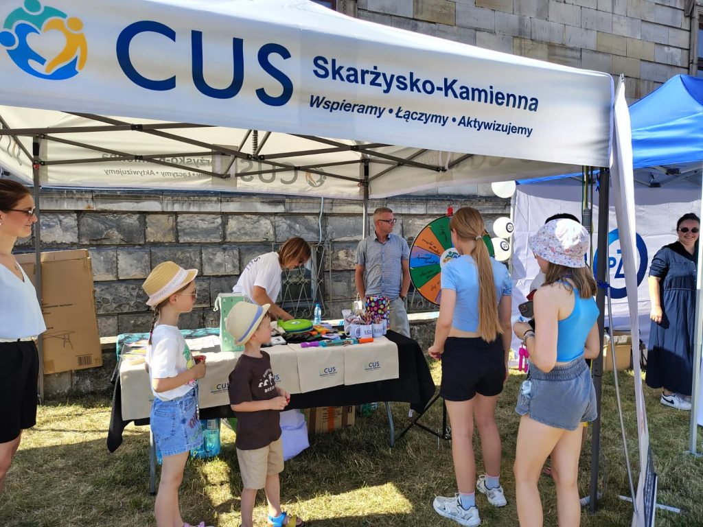 Na zdjęciu znajdują się osoby uczestniczące w Dniach Skarżyska-Kamiennej