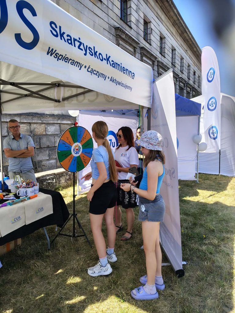 Na zdjęciu znajdują się osoby uczestniczące w Dniach Skarżyska-Kamiennej