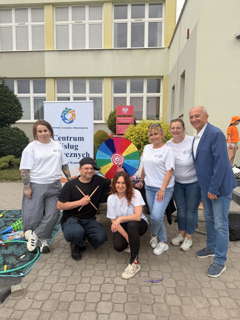 Grupa osób, która bierze udział w festynie z okazji Dnia Dziecka