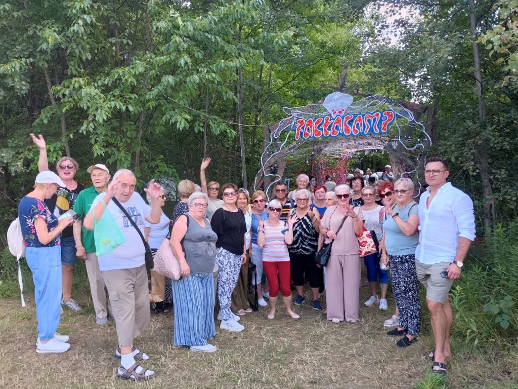Racłacamp 2026 – połączone siły skarżyskich Klubów Seniora! Seniorzy z wszystkich skarżyskich Klubów Seniora pokazali, że dobra energia, uśmiech i wspólna zabawa nie ma wieku Źródło zdjęć: Klub Senior+ w Skarżysku-Kamiennej, ul. Niepodległości 90A