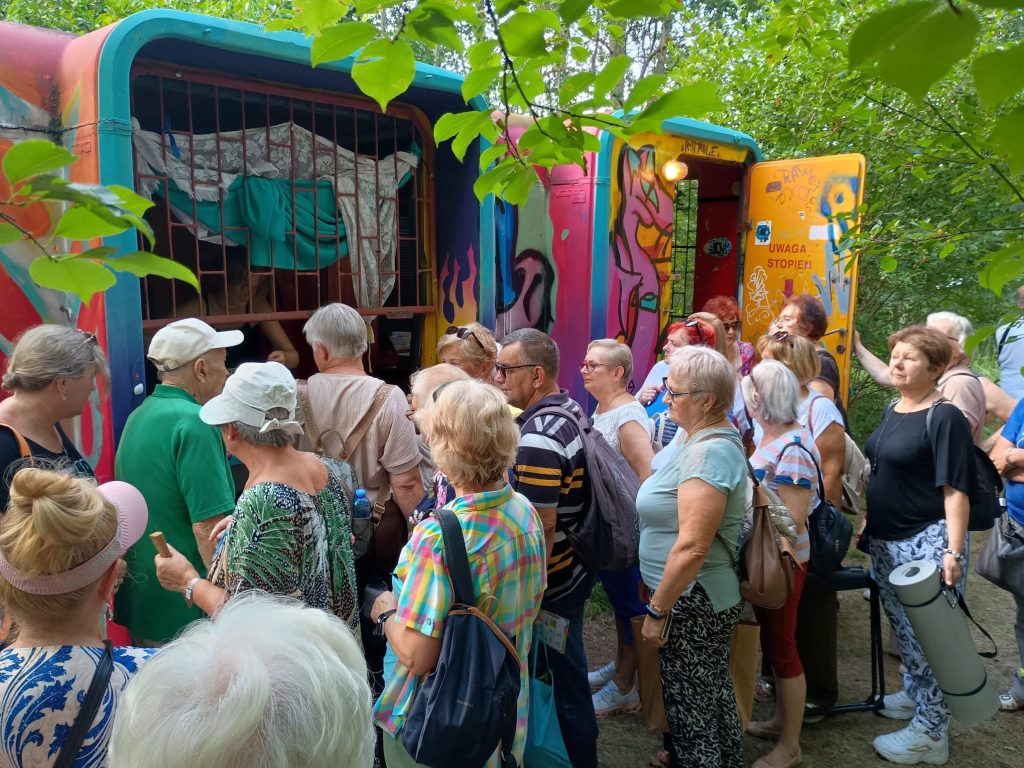 Racłacamp 2026 – połączone siły skarżyskich Klubów Seniora! Seniorzy z wszystkich skarżyskich Klubów Seniora pokazali, że dobra energia, uśmiech i wspólna zabawa nie ma wieku Źródło zdjęć: Klub Senior+ w Skarżysku-Kamiennej, ul. Niepodległości 90A