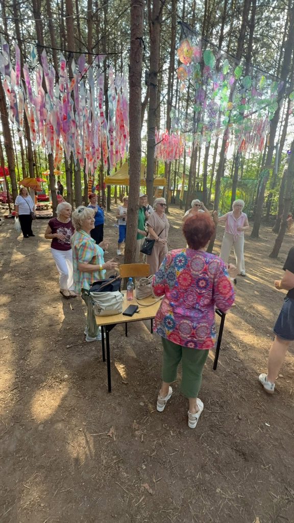 Racłacamp 2026 – połączone siły skarżyskich Klubów Seniora! Seniorzy z wszystkich skarżyskich Klubów Seniora pokazali, że dobra energia, uśmiech i wspólna zabawa nie ma wieku Źródło zdjęć: Klub Senior+ w Skarżysku-Kamiennej, ul. Niepodległości 90A