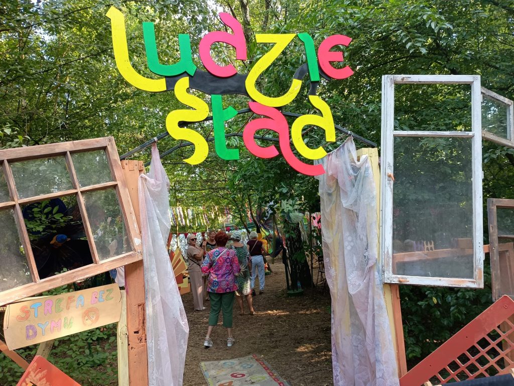 Racłacamp 2026 – połączone siły skarżyskich Klubów Seniora! Seniorzy z wszystkich skarżyskich Klubów Seniora pokazali, że dobra energia, uśmiech i wspólna zabawa nie ma wieku Źródło zdjęć: Klub Senior+ w Skarżysku-Kamiennej, ul. Niepodległości 90A