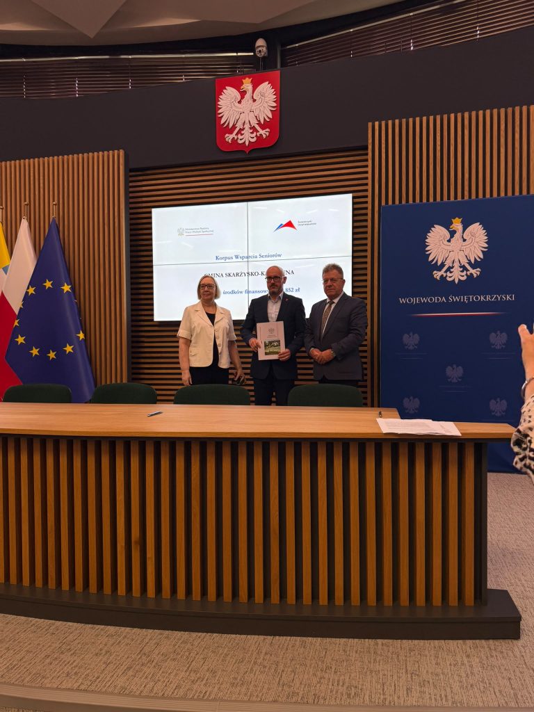 Na zdjęciu osoby podpisujące umowę na Program ,,Korpus Wsparcia Seniorów na rok 2026 moduł II"