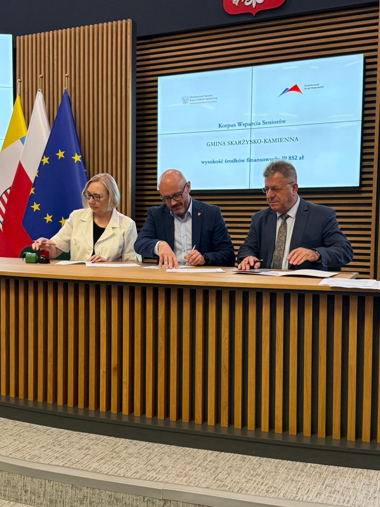 Na zdjęciu osoby podpisujące umowę na Program ,,Korpus Wsparcia Seniorów na rok 2026 moduł II"
