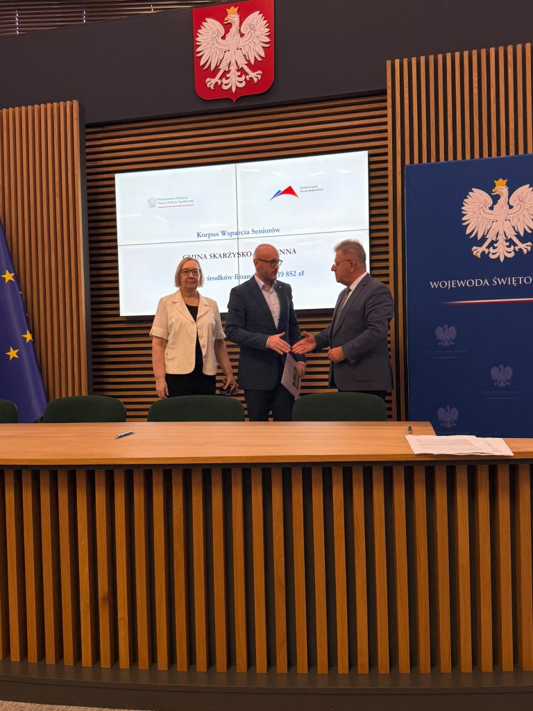 Na zdjęciu osoby podpisujące umowę na Program ,,Korpus Wsparcia Seniorów na rok 2026 moduł II"