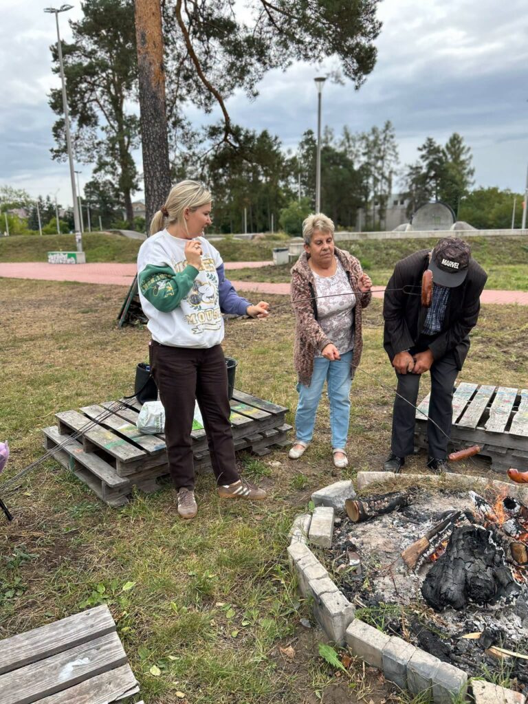 Na zdjęciu uczestnicy ogniska, które zostało zorganizowane przez pracowników MAL na zakończenie wakacji.