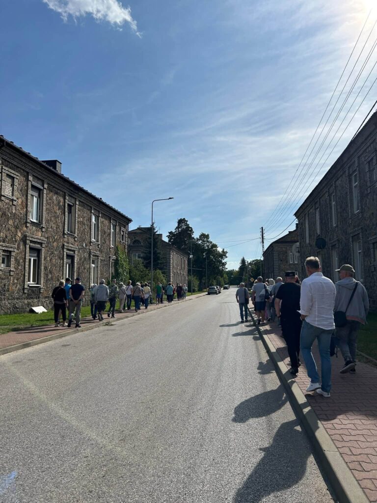 Na zdjęciu uczestnicy Spaceru historycznego po Osiedlu Zachodnim