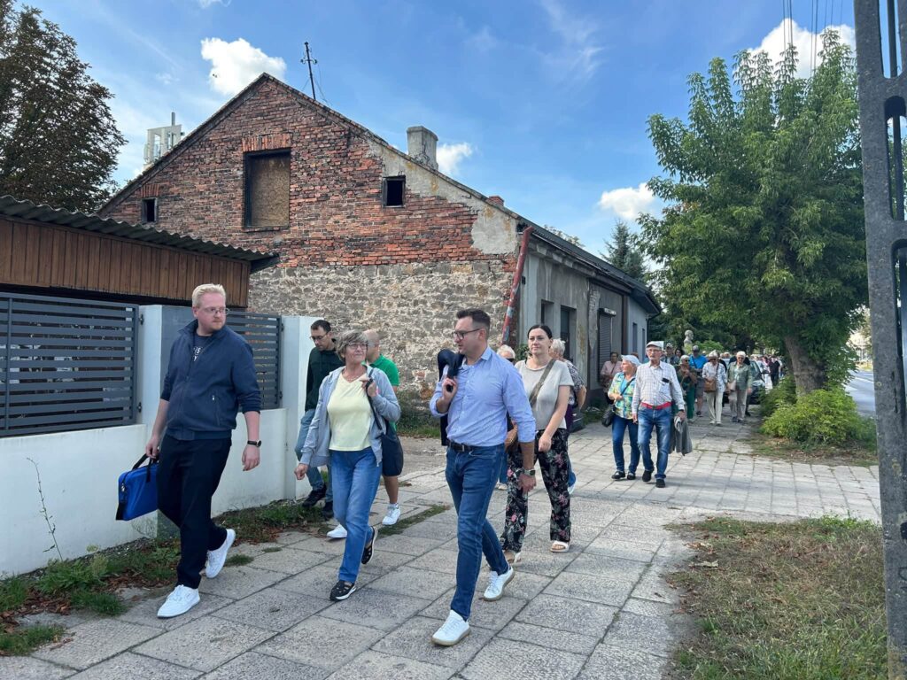 Na zdjęciu uczestnicy Spaceru historycznego po Osiedlu Zachodnim