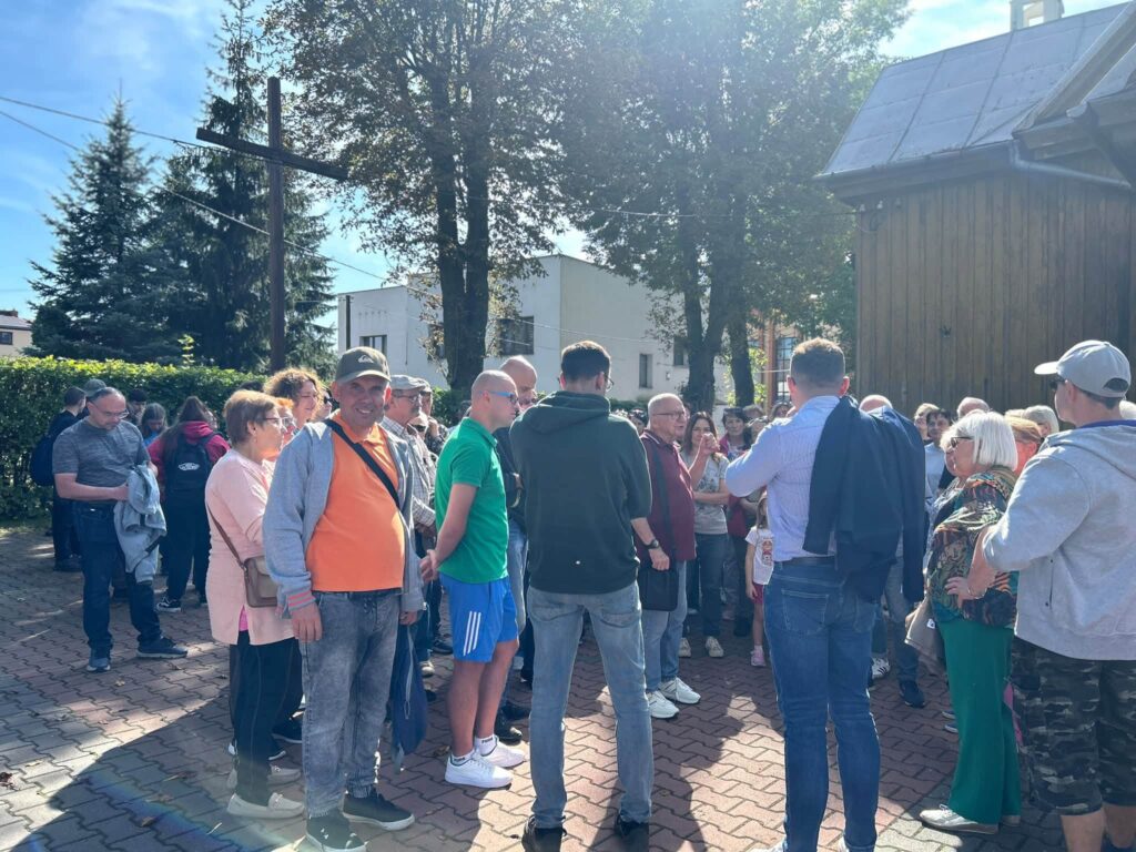 Na zdjęciu uczestnicy Spaceru historycznego po Osiedlu Zachodnim