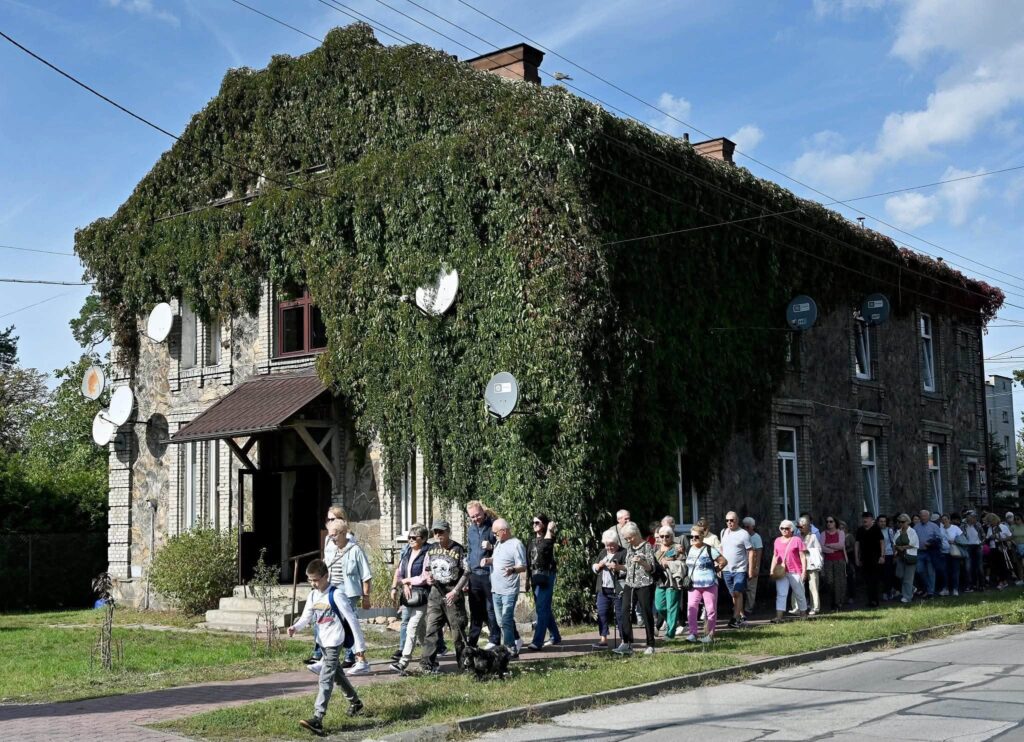 Na zdjęciu uczestnicy Spaceru historycznego po Osiedlu Zachodnim