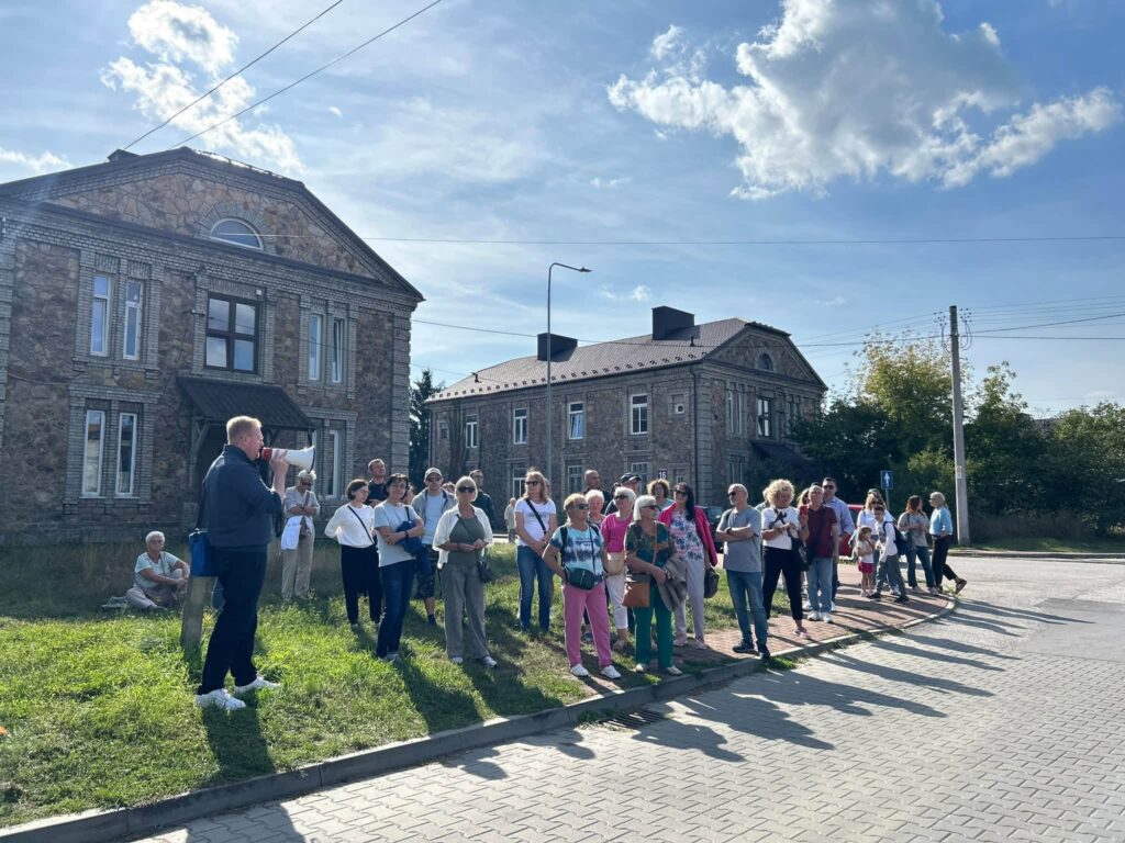 Na zdjęciu uczestnicy Spaceru historycznego po Osiedlu Zachodnim