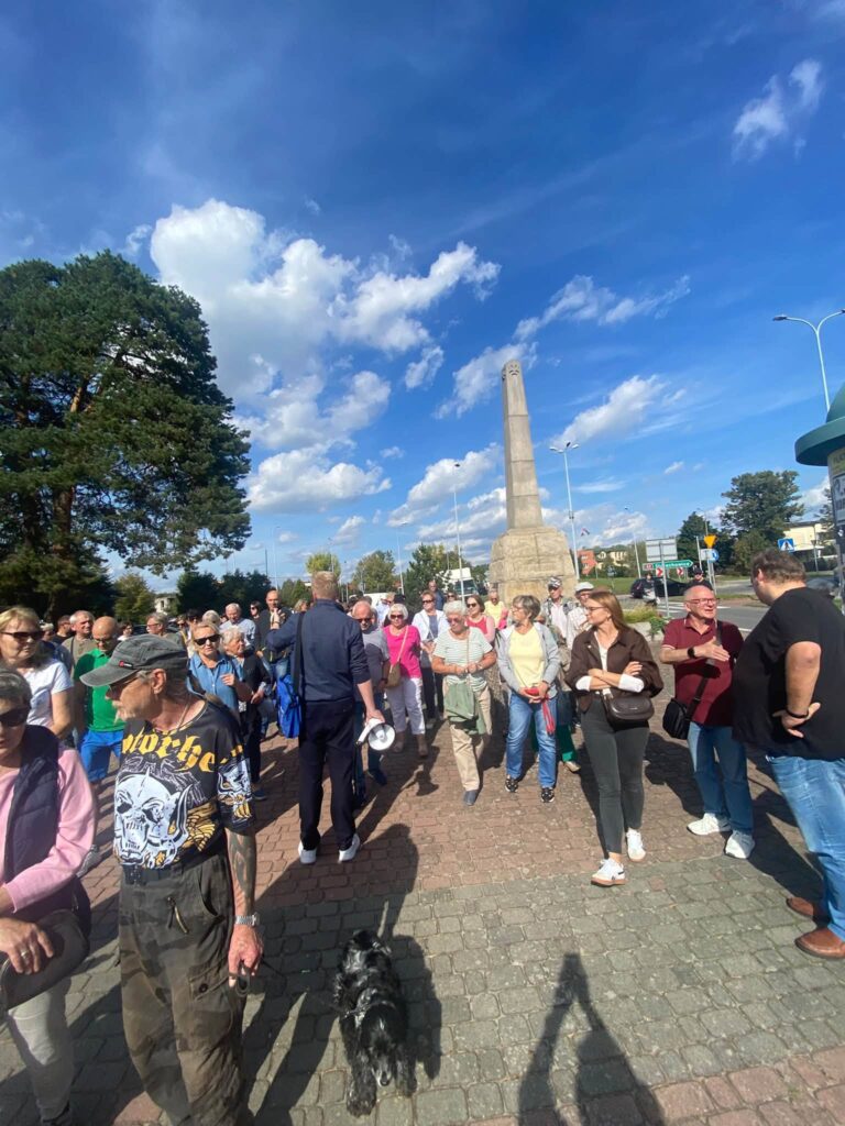 Na zdjęciu uczestnicy Spaceru historycznego po Osiedlu Zachodnim