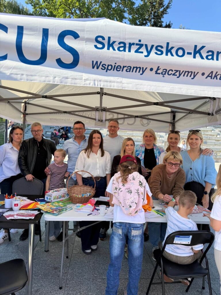 Uczestnicy biorący udział w Pikniku Profilaktycznym „Razem przeciw samotności”