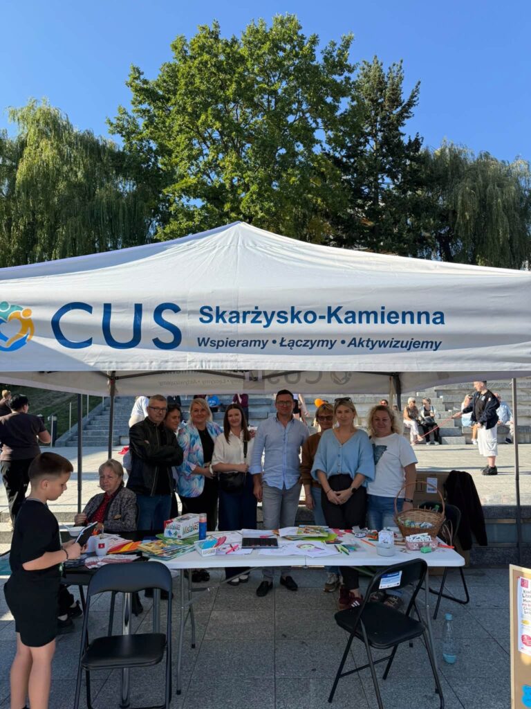 Uczestnicy biorący udział w Pikniku Profilaktycznym „Razem przeciw samotności”