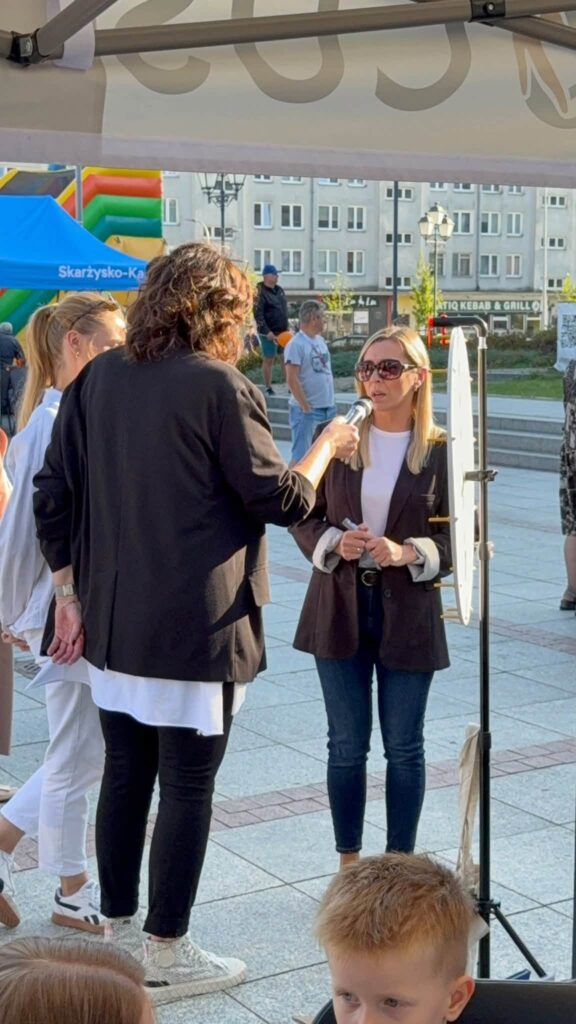 Uczestnicy biorący udział w Pikniku Profilaktycznym „Razem przeciw samotności”