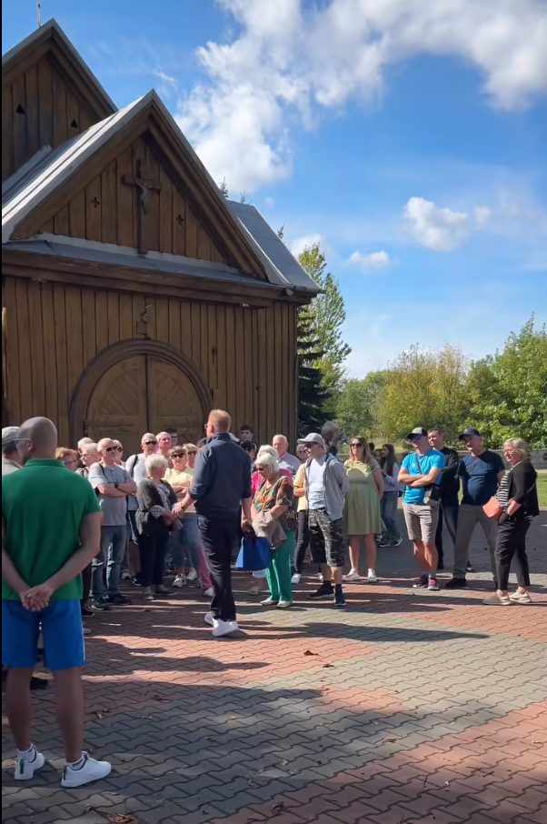 Na zdjęciu uczestnicy spaceru historycznego po Osiedlu Zachodnie