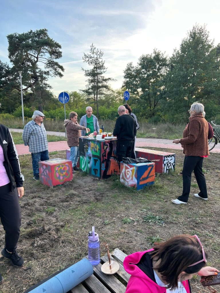 Osoby uczestniczące w aerobiku w plenerze