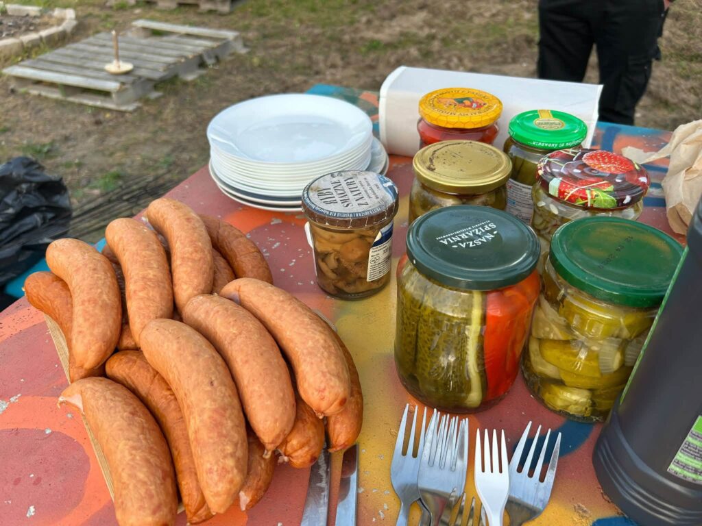 Osoby uczestniczące w aerobiku w plenerze