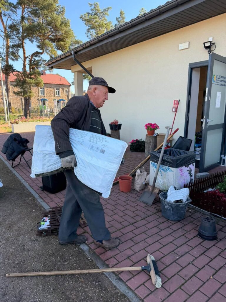 Wspólnie z Powiatowe Centrum Wolontariatu w Skarżysku-Kamiennej, zrealizowaliśmy kolejną lokalną inicjatywę, której efektem jest powstanie ogródka społecznego. W tworzenie ogródka zaangażowani byli uczestnicy Miejsca Aktywności Lokalnej, którzy wspólnie z organizatorami społeczności lokalnej włożyli wiele pracy, energii i serca w realizację tego przedsięwzięcia.