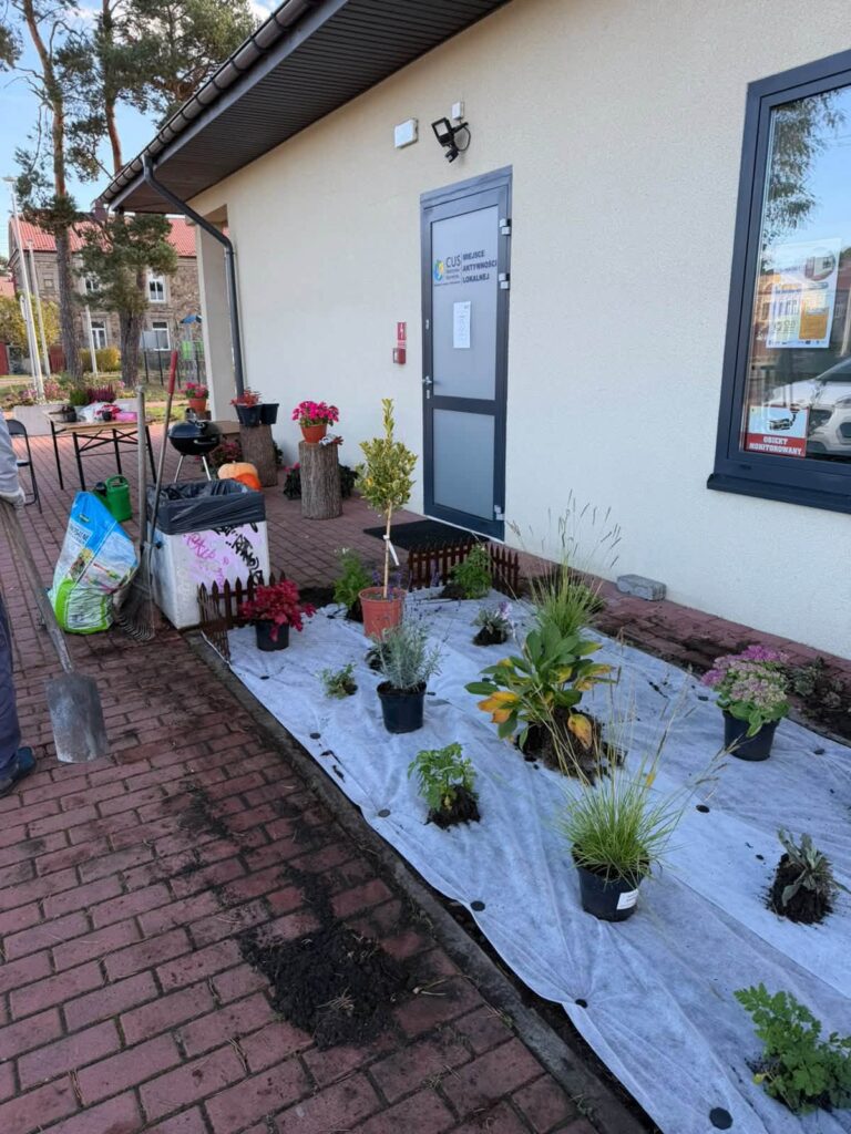 Wspólnie z Powiatowe Centrum Wolontariatu w Skarżysku-Kamiennej, zrealizowaliśmy kolejną lokalną inicjatywę, której efektem jest powstanie ogródka społecznego. W tworzenie ogródka zaangażowani byli uczestnicy Miejsca Aktywności Lokalnej, którzy wspólnie z organizatorami społeczności lokalnej włożyli wiele pracy, energii i serca w realizację tego przedsięwzięcia.